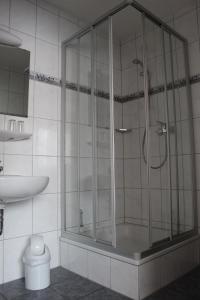 辛斯海姆库弗尔辛克酒店的浴室里设有玻璃门淋浴