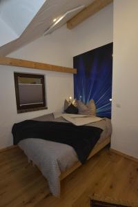 达勒姆Eifel Kate, relaxen mit Sauna und Whirlpool的一间卧室设有一张大床和大窗户