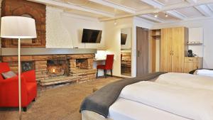 卡佩尔-格拉芬豪森Hotel Restaurant Schiff的酒店客房配有一张床和一个壁炉。