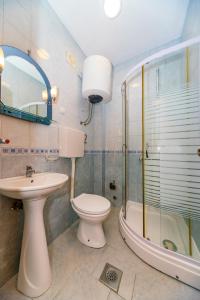 尤塔哈奥拉假日公园的浴室配有卫生间、盥洗盆和淋浴。