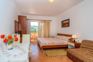 尤塔哈奥拉假日公园的酒店客房,配有床和沙发