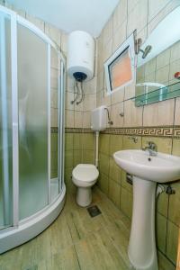 尤塔哈奥拉假日公园的带淋浴、卫生间和盥洗盆的浴室