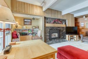 森赖弗Meadow House 15 | Discover Sunriver的客厅设有壁炉和电视。