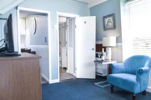 圣克鲁兹海洋回波海滩别墅酒店 的客厅配有蓝椅和电视