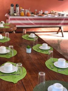 马利西亚斯Pousada In Bali - Maresias的一张带绿板和玻璃杯的木桌