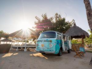 努沙杜瓦SOL by Meliá Benoa Bali All inclusive的停在海滩前的蓝色货车