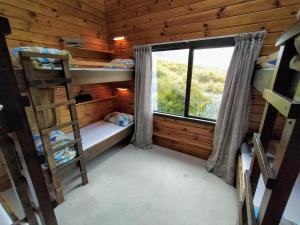 Castle HillPorters Lodge的小木屋内的房间设有双层床和窗户