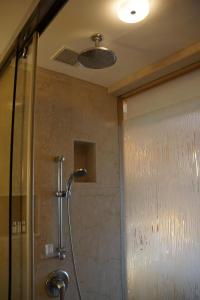 新德里瓦桑特航空简约普酒店的带淋浴和浴帘的浴室