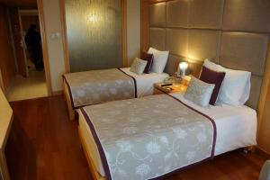 新德里瓦桑特航空简约普酒店的酒店客房,设有两张床和一盏灯