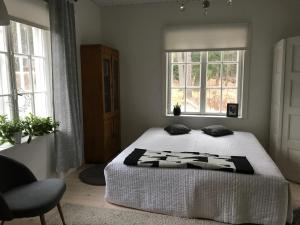 图苏拉塔米柯别墅的一间卧室设有一张床和两个窗户。