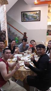 广义khach san thu thanh ly son的一群坐在桌子旁吃饭的人