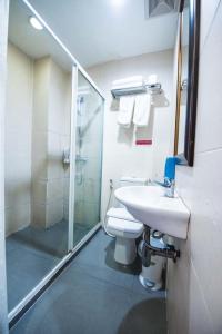 曼谷Arawana Express Chinatown的浴室配有卫生间、淋浴和盥洗盆。
