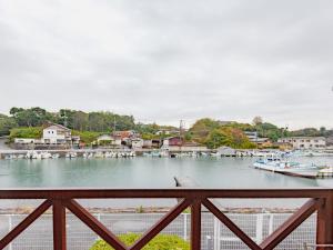志摩市Tabist Villa Daio Resort Ise-Shima的享有码头和水中船只的景色
