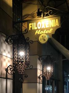 希俄斯Filoxenia Hotel的大楼的标志和两个灯
