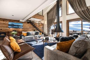 谷雪维尔Manali Lodge by Alpine Residences的带沙发和桌子的客厅
