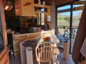 Suzy埃唐斯杜姆林露营地的小屋内的厨房配有桌椅