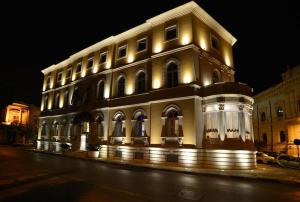 锡拉库扎奥提伽大酒店的街上的一座灯火通明的建筑