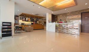 当格浪d'primahotel Airport Jakarta 1的一间商店大厅,里面设有药店和一名女士