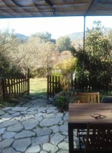 科尔特斯德拉夫龙特拉Casita la Luna Rosa的一个带桌子和木栅栏的庭院