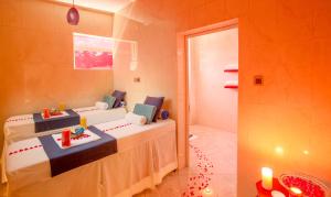 坎帕拉Golden Tulip Canaan Kampala的客房设有两张床和一间带淋浴的浴室。