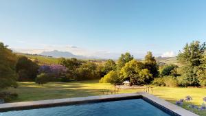 斯泰伦博斯苏佳尔博德庄园酒店的游泳池,享有花园的景色