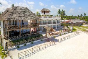 马特姆维Isla Bonita Zanzibar Beach Resort的海滩上酒店空中景色