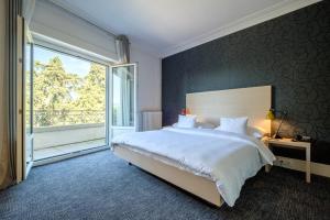 日内瓦蒙里普斯酒店的一间卧室设有一张大床和一个大窗户