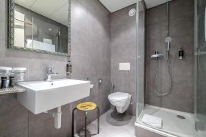 日内瓦蒙里普斯酒店的一间带水槽、卫生间和淋浴的浴室