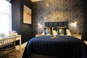托基克利夫兰2011-2012四星级金奖酒店的一间卧室配有一张带蓝色棉被的床