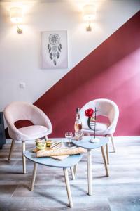 阿维尼翁LE PETIT AVIGNONNAIS - APHRODITE - INTRAMUROS - CENTER -的一间房间,配有两把椅子和一张桌子,上面有玫瑰花