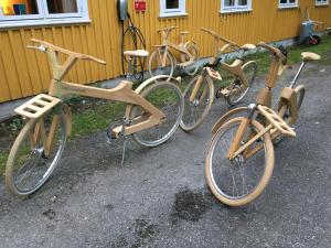 GlomfjordGulbrakka Basecamp的停在大楼旁边的一群自行车