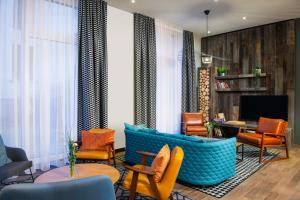 柏林柏林选帝侯大街阿德吉奥公寓式酒店的客厅配有蓝色的沙发和椅子