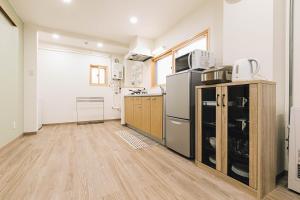 旭川TKD HOUSE Asahikawa的厨房配有不锈钢用具,铺有木地板