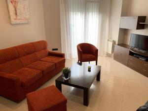 艾利亚德亚罗萨Apartamentos Illa的客厅配有沙发和桌子