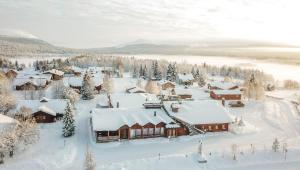 阿卡斯洛姆波罗Hotel Ylläshumina的雪覆盖的村庄的空中景观