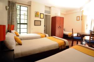 肯尼亚舒适酒店客房内的一张或多张床位