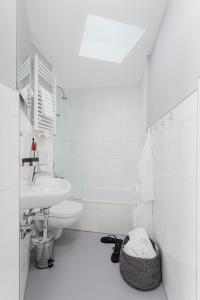 卢塞恩VISIONAPARTMENTS Neustadtstrasse - contactless check-in的白色的浴室设有水槽和卫生间。