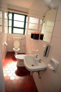 内罗毕肯尼亚舒适酒店的一间带水槽、卫生间和镜子的浴室