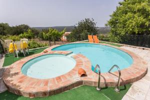 法鲁Casa Do Forno - Quinta Amoreira的一座大型游泳池,四周环绕着木质甲板