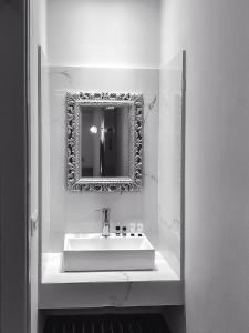 法里拉基奥米洛斯酒店的一间带水槽和镜子的浴室