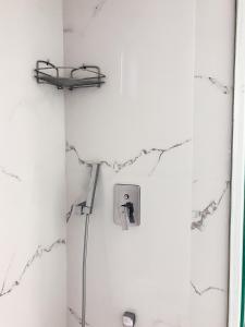 法里拉基奥米洛斯酒店的浴室设有白色墙壁和灯开关
