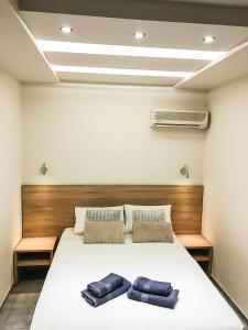 法里拉基奥米洛斯酒店的一间卧室配有一张床,上面有两条毛巾