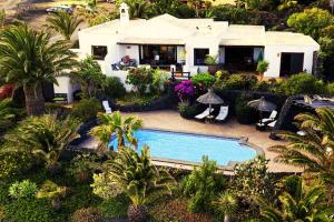 阿索马达Casita Roco 3的享有带游泳池的房屋的空中景致
