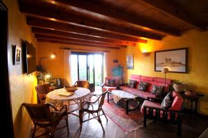 阿索马达Casita Roco 3的客厅配有红色的沙发和桌子