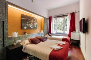 巴塞罗那归尔维拉洛公园旅馆的酒店客房设有两张床和窗户。