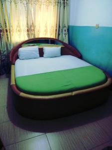 阿克拉Elizz guest house的一间卧室,卧室内配有一张大床