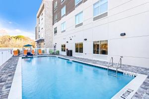 尼斯维尔Holiday Inn Express & Suites Niceville - Eglin Area, an IHG Hotel的大楼前的游泳池