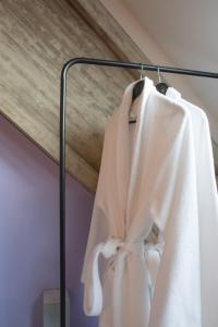 戈伊斯霍夫欧曼斯特恩公寓的挂在房间的架子上的白色连衣裙