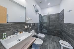 那不勒斯阿尔宾娜酒店的一间带水槽和卫生间的浴室