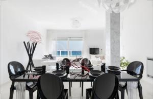 加利波利阿提科迪亚曼特公寓的一间用餐室,配有黑色的桌子和椅子